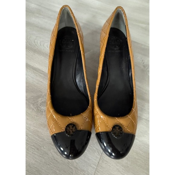 Tory Burch Quilted Patent Leather Cap Toe Heels Tan Black Size 8.5M - Picture 2 of 10